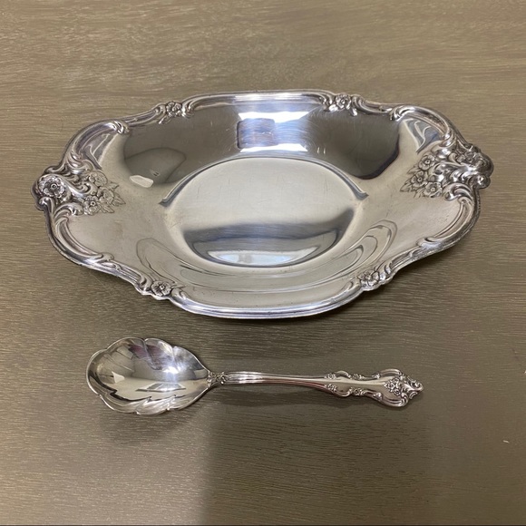 International Silver Orleans Pattern Party Set - Picture 4 of 11